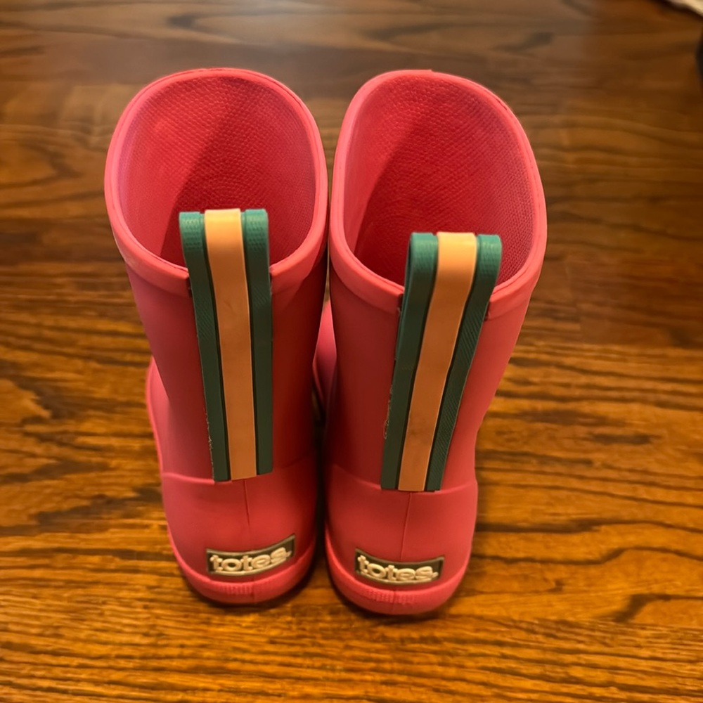 Girl Totes Rain Boots. Size 9-10. In great condition!